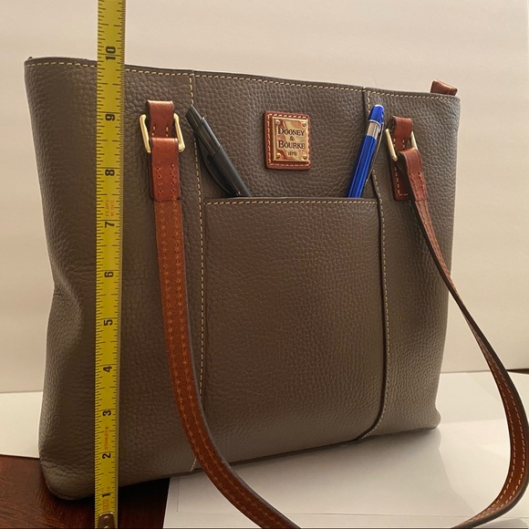 Dooney and Bourke Lexington handbag - Picture 1 of 7